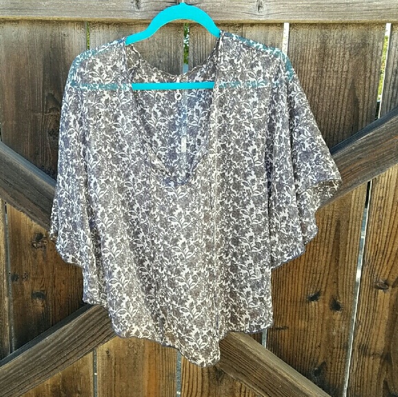 ❌SOLD❌ Butterfly sleeve flowy blouse - Picture 2 of 4