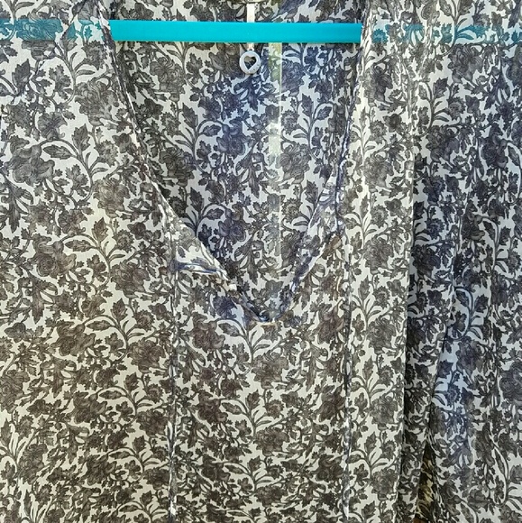 ❌SOLD❌ Butterfly sleeve flowy blouse - Picture 3 of 4