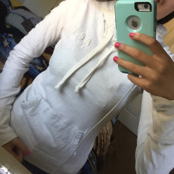 Abercrombie and Fitch White Hoodie🌻