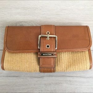 MICHAEL KORS LEATHER CLUTCH