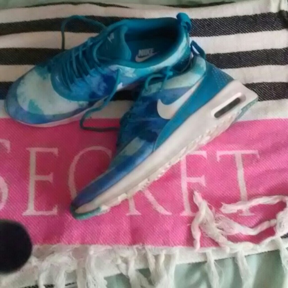 Nike Thea Sneakers