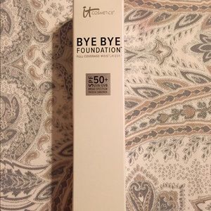 It cosmetics BYE BYE Foundation in Light