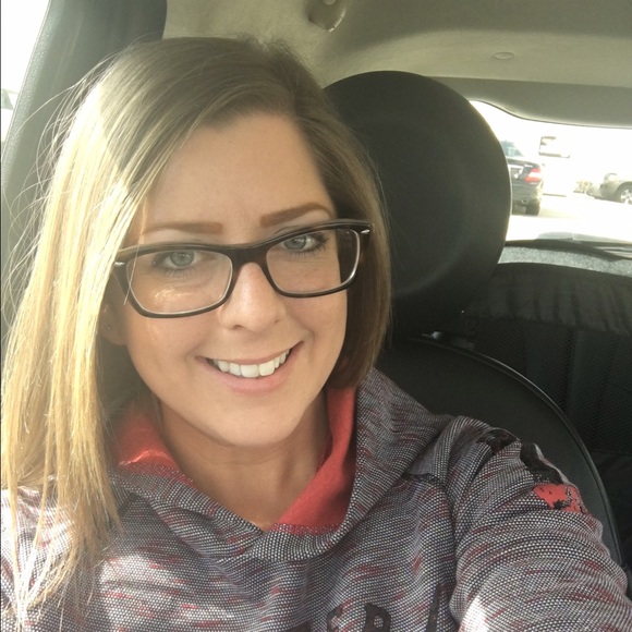 Meet your Posher, Courtney - Picture 1 of 1