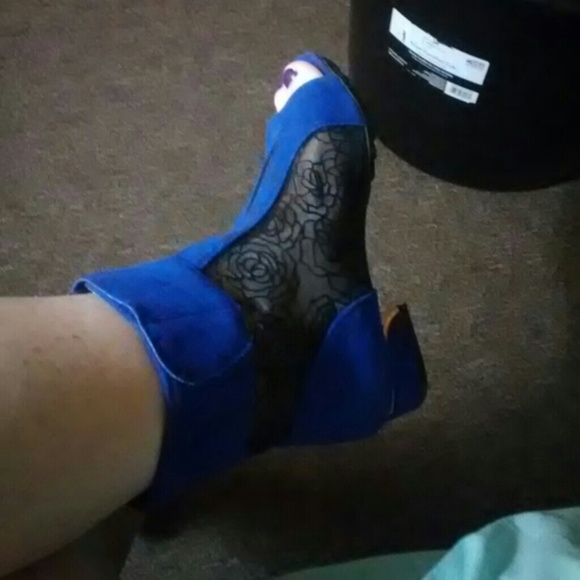 Black n blue ankle mesh boot