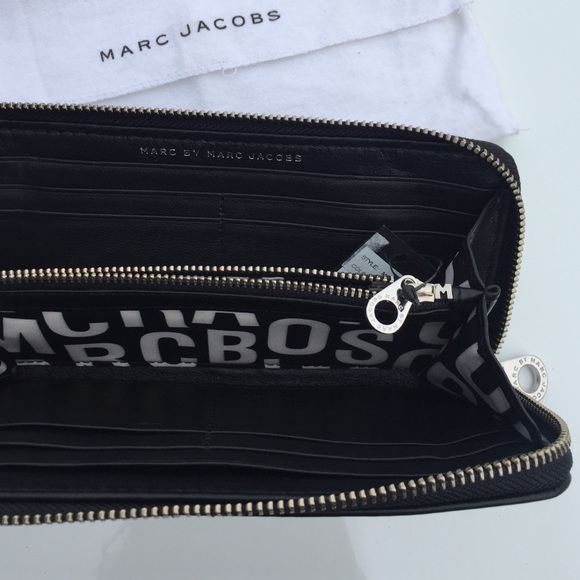 🚫SOLD🚫 (NEW) Marc Jacobs Leather Zip Wallet - Picture 2 of 8