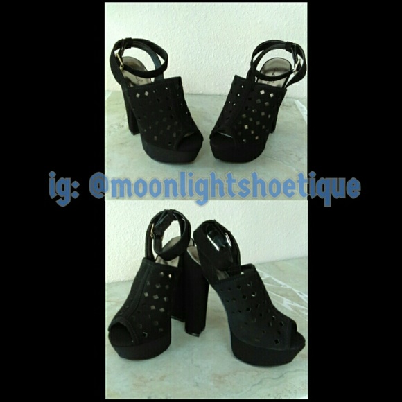 Clearance item. Firm price. Black strap mule pump