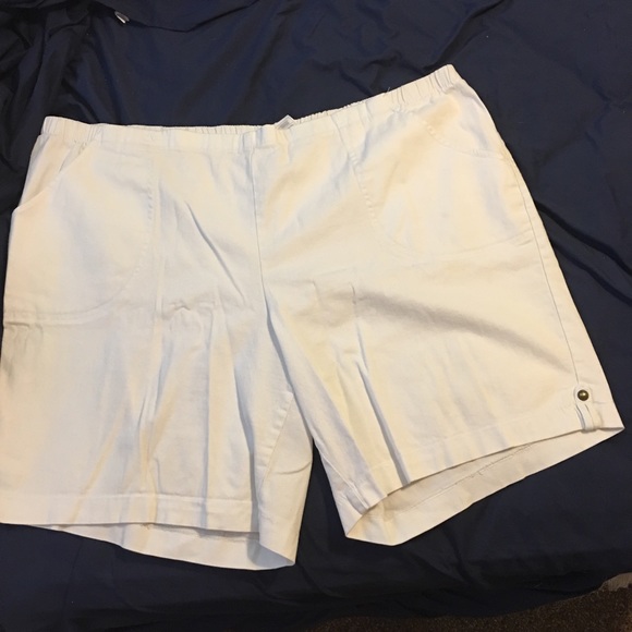 White shorts w/pockets & stud at bottom of leg.