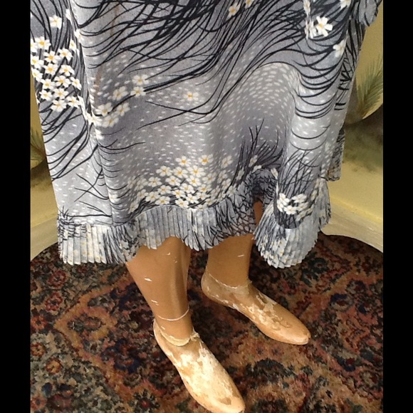 VTG DAISY NYLON DRESS...PRETTY PRETTY PRETTY! - Picture 4 of 4