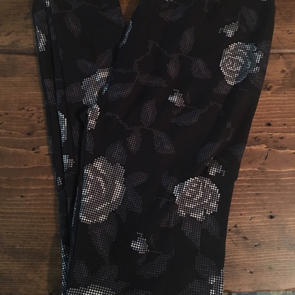 Lularoe OS Digital Roses Leggings