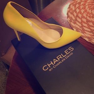 Charles David yellow pumps!!!! 😍