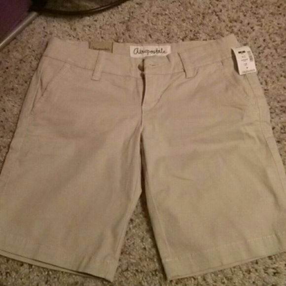 NWT khaki bermuda short