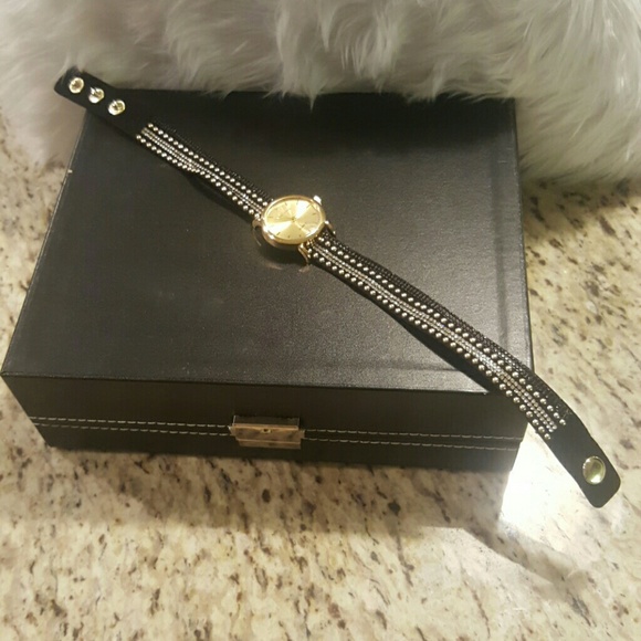 Last One! Crystal Rivet Bracelet Quartz Watch - Picture 3 of 4
