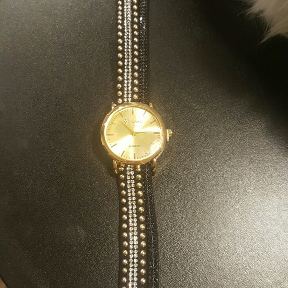 Last One! Crystal Rivet Bracelet Quartz Watch - Picture 4 of 4