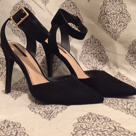 Pointy-toe black pumps