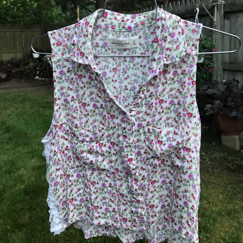 Floral sleeve-less collared blouse
