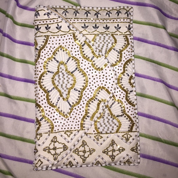 Cute perfect sized clutch! - Picture 2 of 4