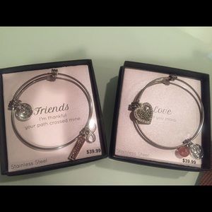 Expandable bracelet with charms