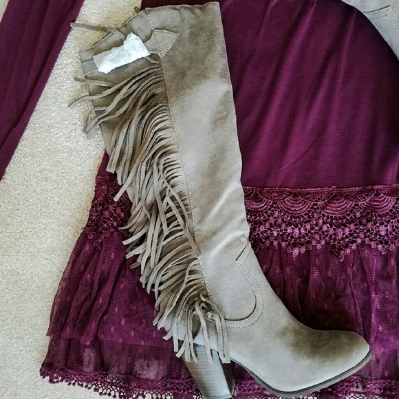 **SOLD** NWOT Carlos Santana fringe boots - Picture 3 of 3