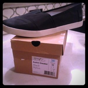 Tom's Avalon black nylon shoes, nwt.