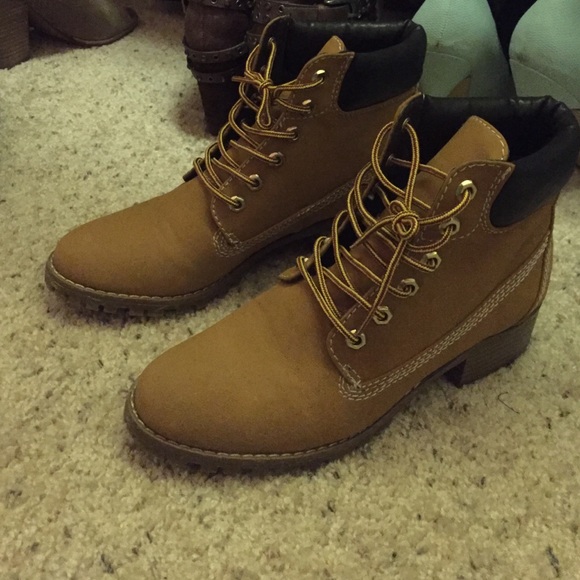 Shoes, similar to tims