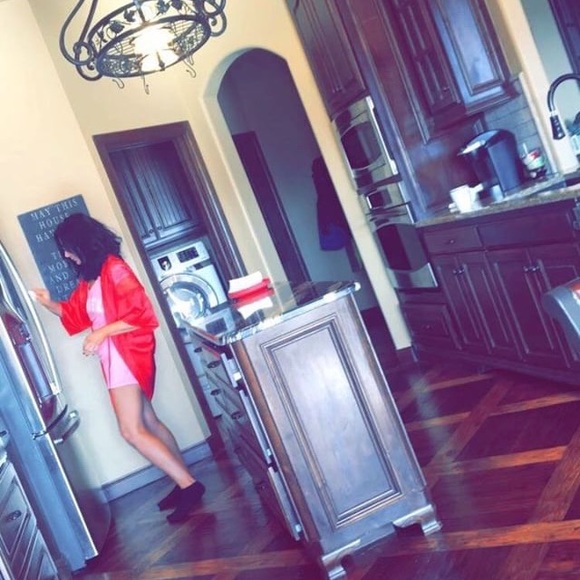 Meet Your Posher! Hi! My name is Melissa! - Picture 7 of 8