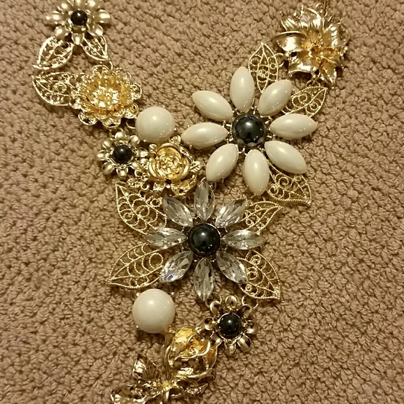 NWOT 18K Plated Gold Necklace and Earrings Set - Picture 2 of 3