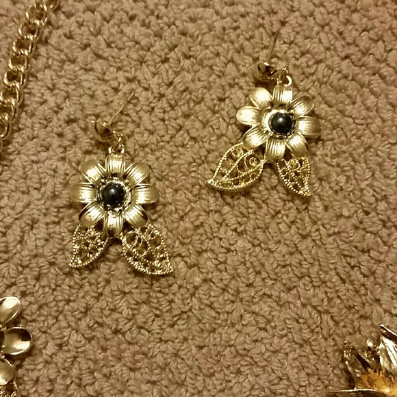 NWOT 18K Plated Gold Necklace and Earrings Set - Picture 3 of 3