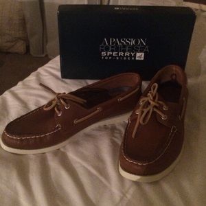 NEVER BEEN WORN SPERRYS - brown leather boat shoe