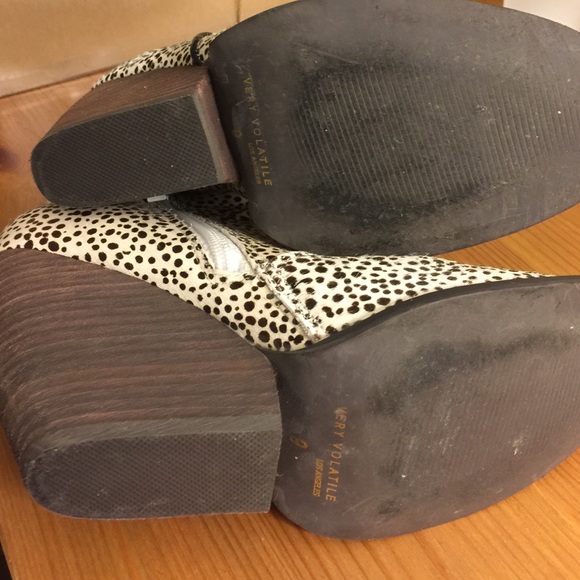 Booties! Size 9 - Picture 2 of 4