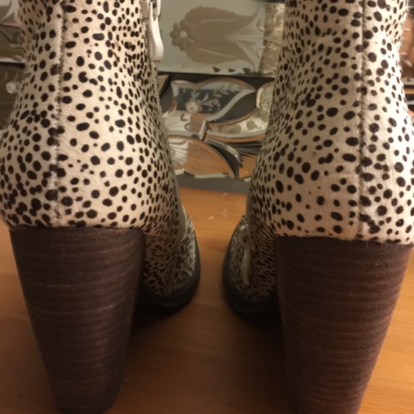 Booties! Size 9 - Picture 3 of 4