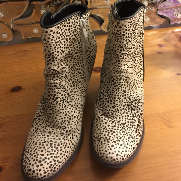 Booties! Size 9 - Picture 4 of 4