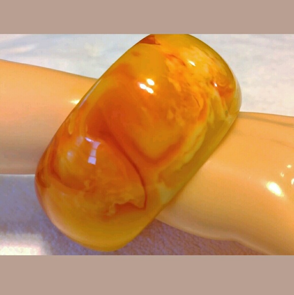 ????Orange/Yellow Lucite Bracelet ??? - Picture 3 of 4