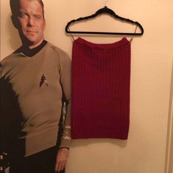 🌺 Red form fitting cable knit pencil skirt. 🌺