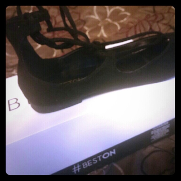 Reduced New. Ankle strap shoes. Low heel. Flats. - Picture 1 of 4