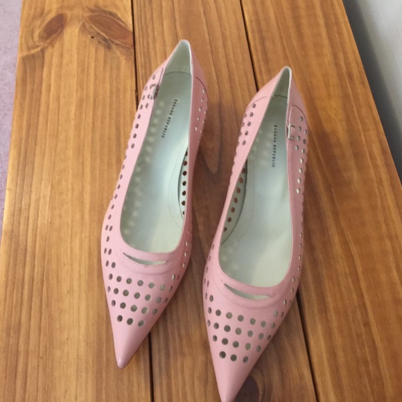 Banana Republic Pointed Toe Kitten Heels