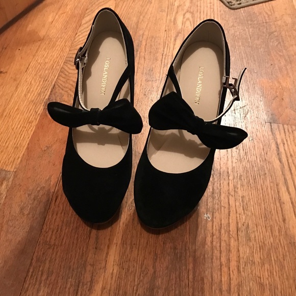 Black bow wedge heels