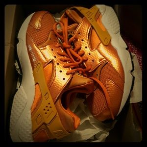 wmns air huraches run