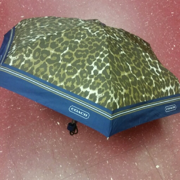 Coach Accessories - 💕SALE🎁A MUST HAVE🎁COACH UMBRELLA💕