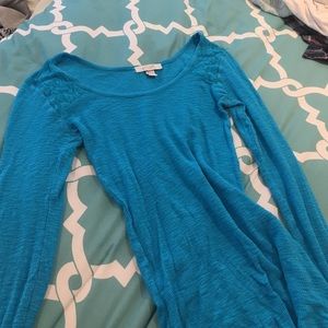 long sleeve shirt including thumbholes