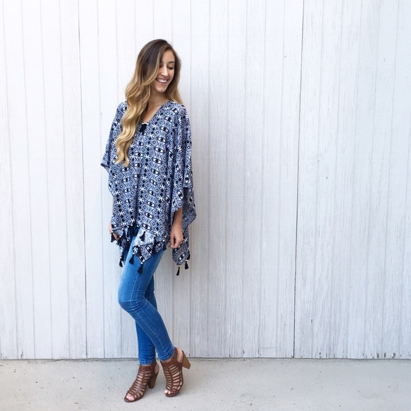 black and white poncho - Picture 3 of 4