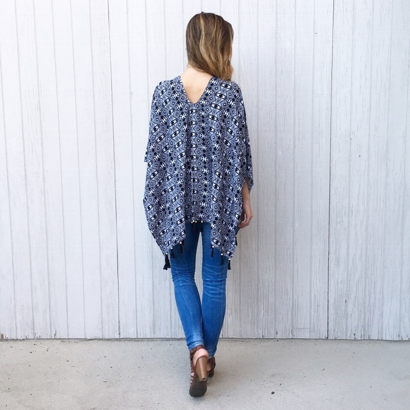 black and white poncho - Picture 4 of 4