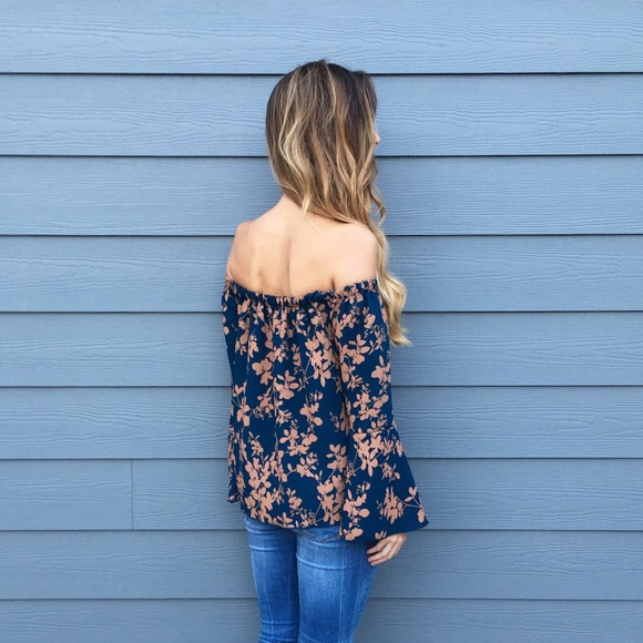 FLASH SALE • LAST ITEM off the shoulder blouse - Picture 2 of 4