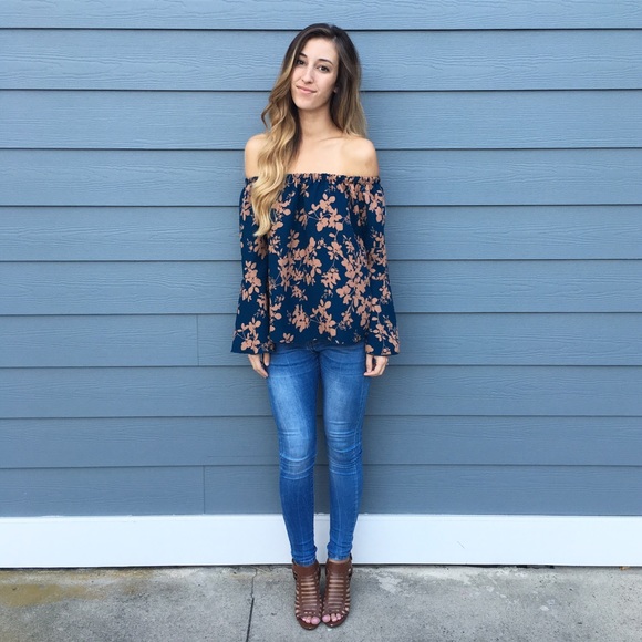 FLASH SALE • LAST ITEM off the shoulder blouse - Picture 3 of 4