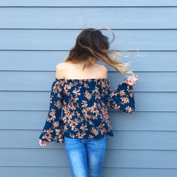 FLASH SALE • LAST ITEM off the shoulder blouse - Picture 4 of 4