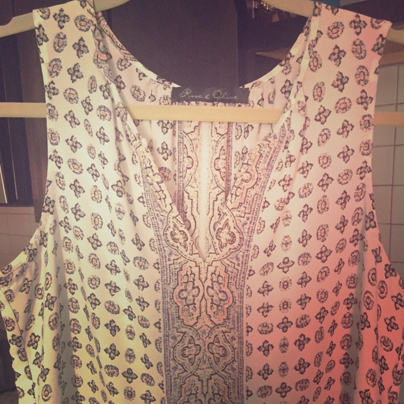 Rose & Olive Sleeveless Blouse, Size Medium