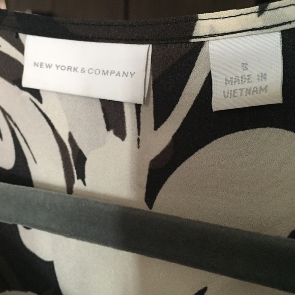 New York & Co. Short Sleeve Blouse, Size Small - Picture 2 of 3