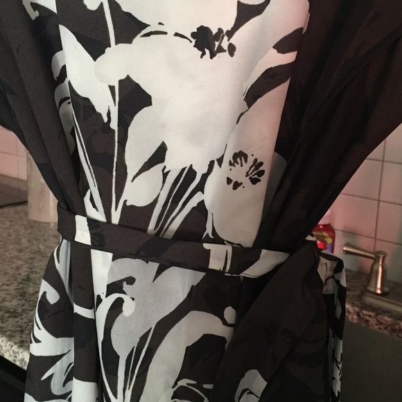 New York & Co. Short Sleeve Blouse, Size Small - Picture 3 of 3