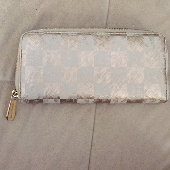 100% Mk wallet🌺🌸🌺🌸 - Picture 4 of 4