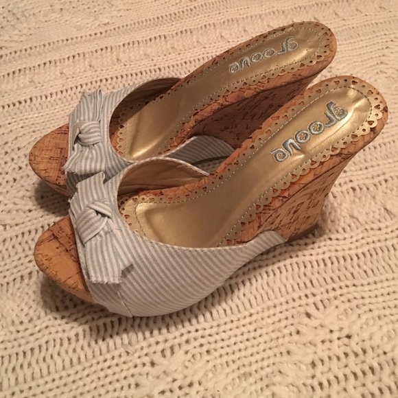 Groove wedge sandals