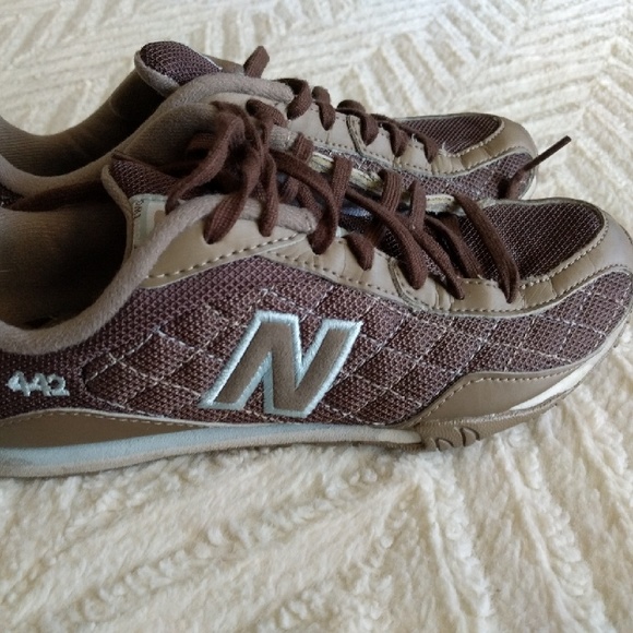 Like new, new balance brown and baby blue sneaker